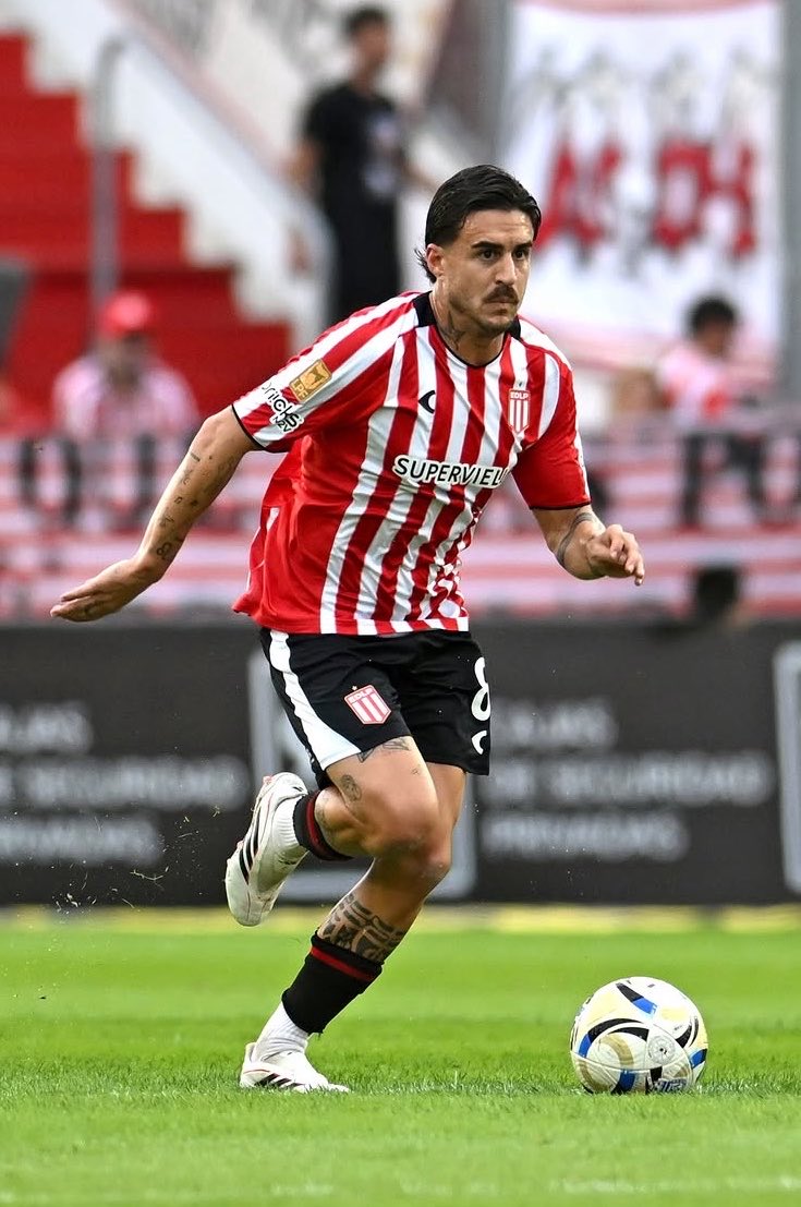 Ayer leí cada cosa sobre Neves.. mamita. Hasta en la radio dijeron cualquier cosa, miran el fútbol de espaldas. 
El 8 de Estudiantes ayer fue el mejor jugador del plantel, alternando buenas y malas, siempre le da un pase a un compañero que lo deja de frente al arquero rival.
