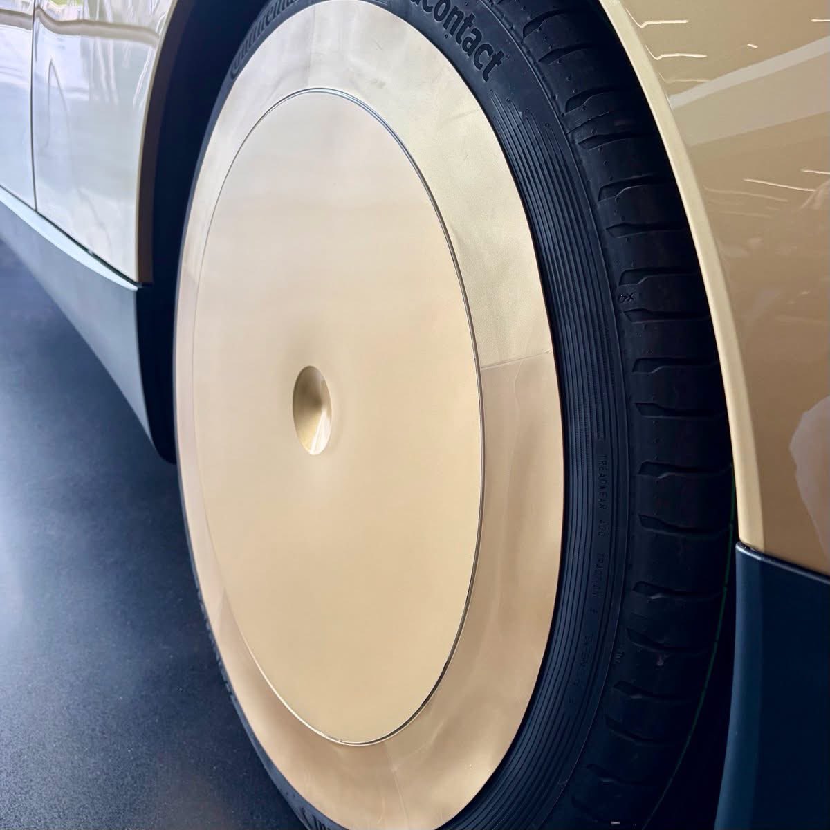 TheTeslaLife's tweet image. #Tesla shines up the #CyberCab