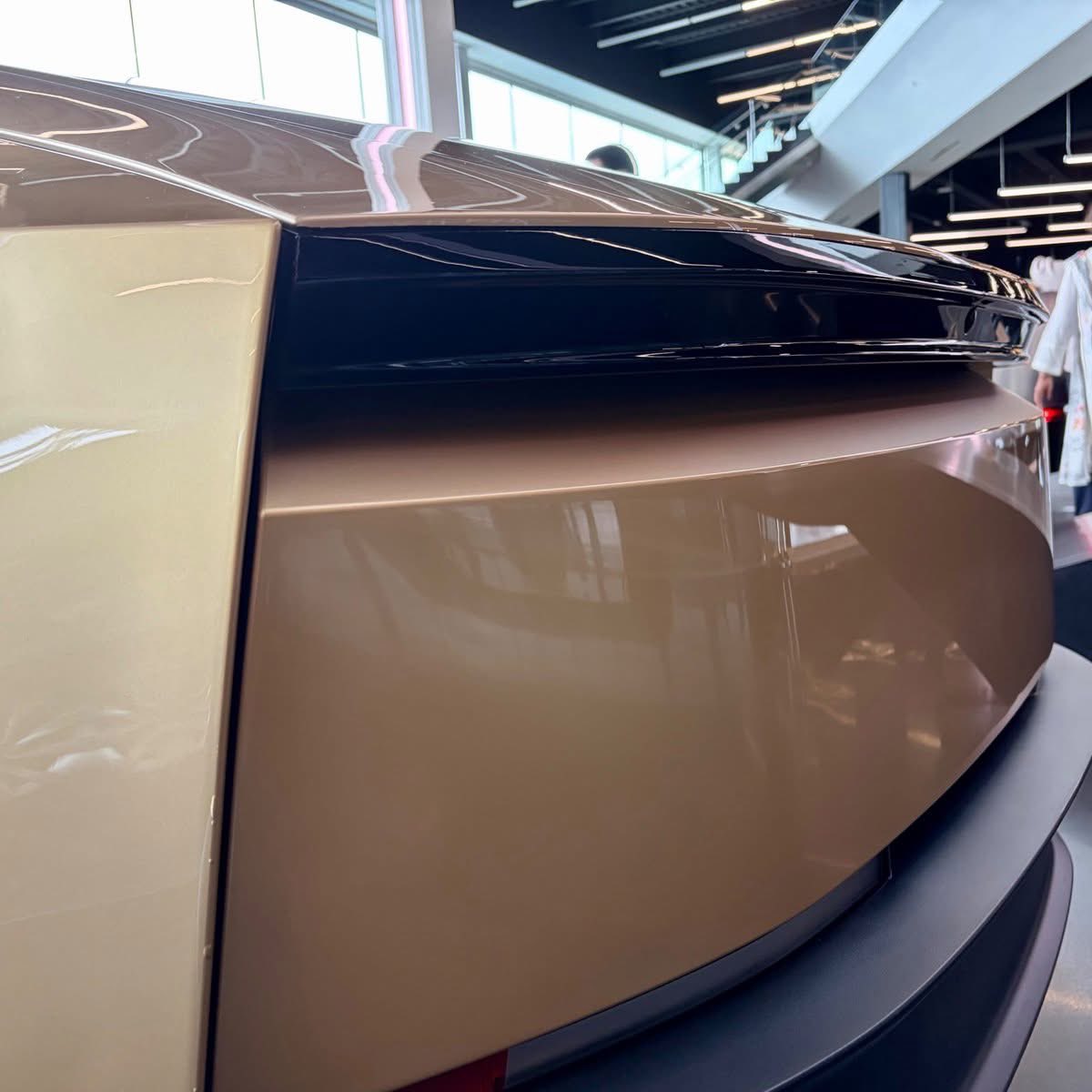 TheTeslaLife's tweet image. #Tesla shines up the #CyberCab