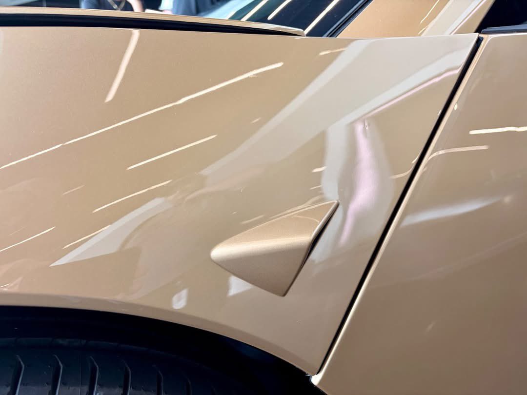 TheTeslaLife's tweet image. #Tesla shines up the #CyberCab