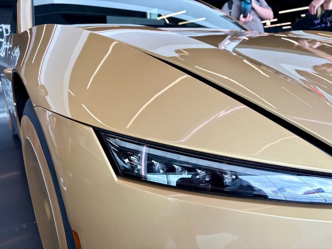 TheTeslaLife's tweet image. #Tesla shines up the #CyberCab