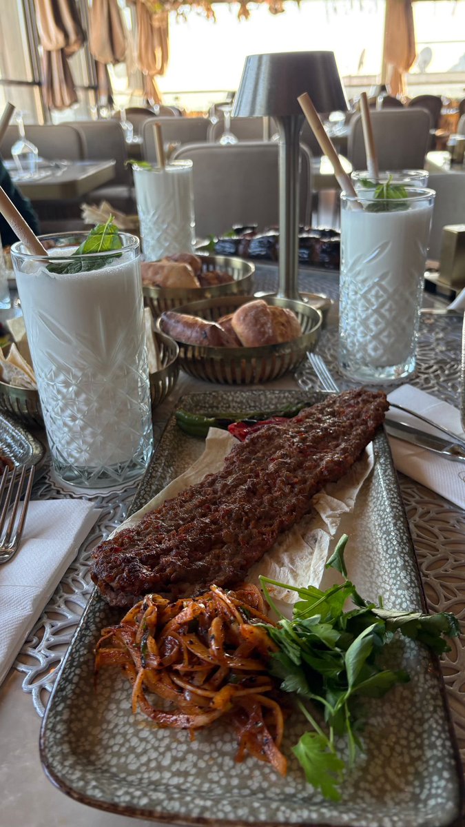 THE_NUR34's tweet image. Akşam yemeği dostlarla yenince bir başka güzel…
Günün sonunda, en keyifli anlar yine sofrada yaşanır.🥳🫠
#Nevet #Beyoğlu