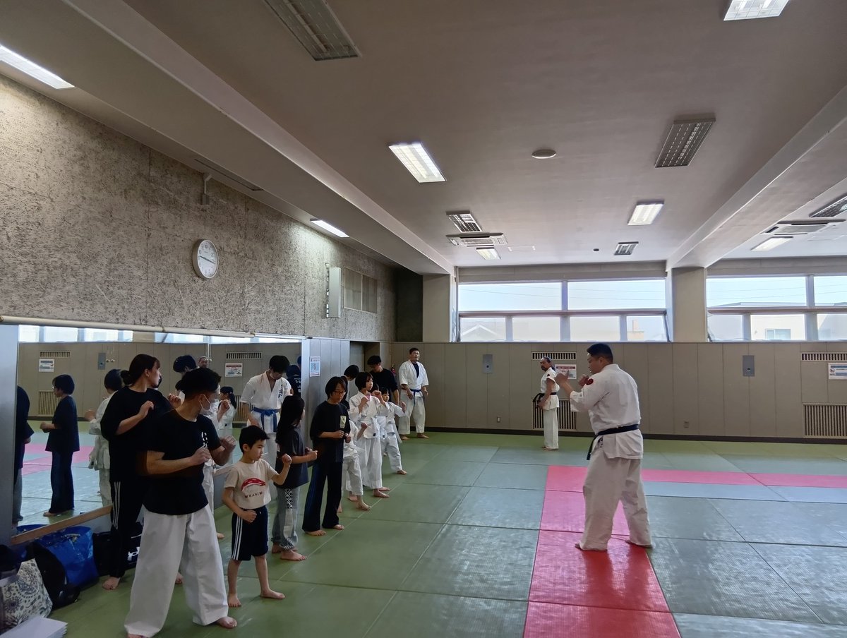 2026.4.26
一般社団法人日本武道文化振興団体仁誠會
キッズクラス稽古＆春季審査会
審査会は4人の受験者
審査最後は連続組手！
必死に戦う受験者全員「本気になれば成る程、巧さと強さが際立って」いました😲
審査を受けなかったメンバーも含めて伸びしろしかないですね！
今後が楽しみです😊
#仁誠會