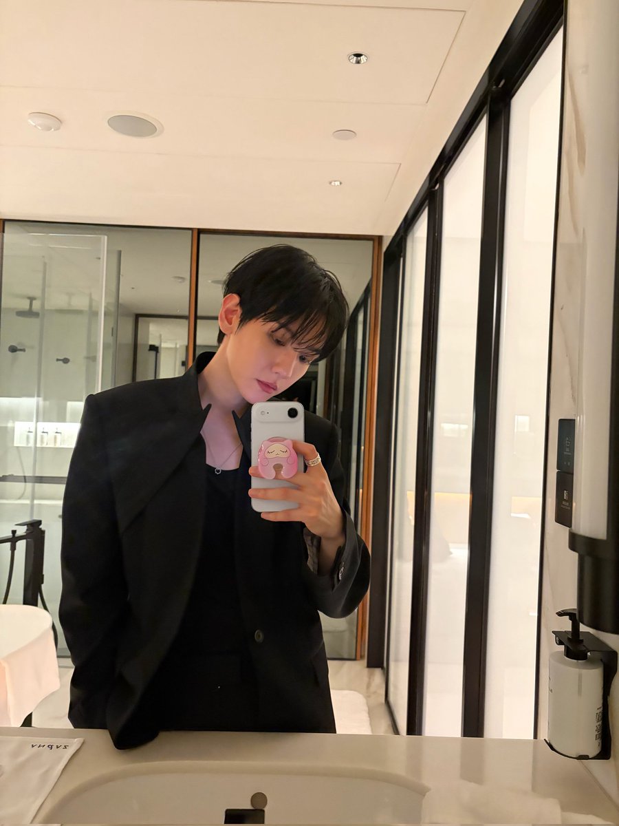 대기실이면 모를까 호텔 욕실같은데 거기에 무대 의상을 입고 갈 일이 없잖아.. 변백현 너어...... 제발 의상 그대로 입고 셀카 보내달라는 부탁 들어주려고 옷 안갈아입고 간거지