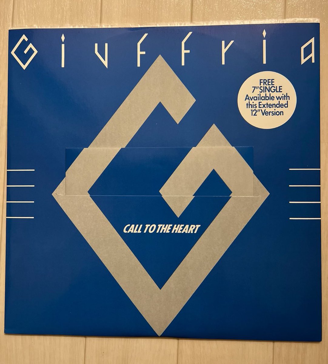 tatsurocker's tweet photo. 昨夜のPRTでGIUFFRIAの名曲「Call to the Heart」を久々に聴きましたが本当名曲ですね。大好きな曲です。
私は珍しい7インチシングル付きの12インチシングルを持ってます。なかなか見かけないので入手困難盤かと思われます。

#GIUFFRIA
#PRT
#POWERROCKTODAY
#パワーロックトゥディ
#BAYFM
#伊藤政則 https://t.co/iiYQexH377