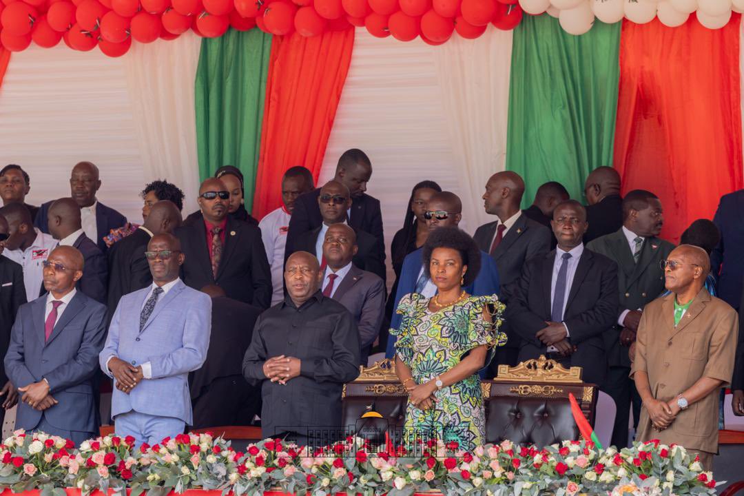 KwaNtare's tweet photo. Inyuma w'umutaga w'igenekerezo rya 25/4, Nyenicubahiro @GeneralNeva ari kumwe na @Burundi1stLady yarifatanije n'abagumyabanga mu gisabisho c'ugukenguruka, mu gikorane mpuzamadini cari kimaze iminsi 3, catunganijwe n'umugambwe @CnddFdd ku kibuga Ingoma c'i @Gitega. https://t.co/HI9BgrWvmA