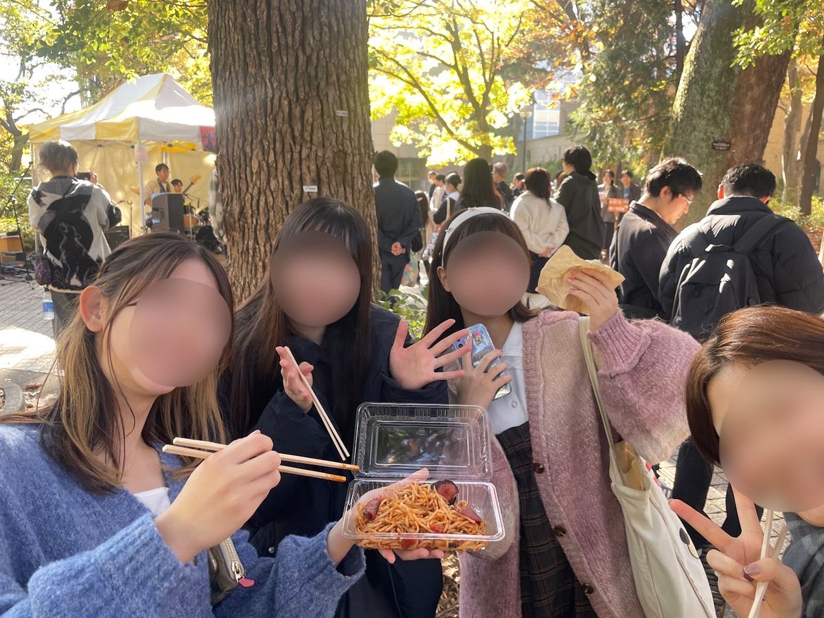 utmc_shinkan26's tweet photo. 【イベント紹介:五月祭/駒場祭】
5月/11月に学園祭の来場者に向けて演奏を行います!1,2曲合奏を、数曲アンサンブルを演奏します!
演奏が終わったら部員たちと屋台に繰り出して学園祭を楽しみます!
#春から東大 #UTMC #マンドリン https://t.co/4uhjFYiPt8