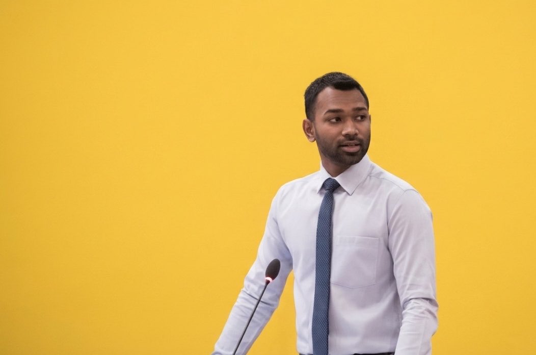 މީކާއިލް ނަސީމްއަކީ ހުދުމުހްތާރު ވެރިކަމަކާ ދެކޮޅަށް ނުކުތް ސްކޫލް ކުއްޖެއް. ޅަ އުމުރުގަ ނުކުމެ ޑިމޮކްރަސީއަށް އާ ހައްގުތަކަށް މަސައްކަތްކުރި ހިތްވަރު ގަދަ ޒުވާނެއް. އެމްޑީޕީ ޔޫތް ވިންގް އާ މަގުމަތީވެސް އެކީ މަސައްކަތުގަ އުޅެވުނު 

އެއްވެސް މީހަކު މީކާއިލް އަށް ދެރަބަހެއް،