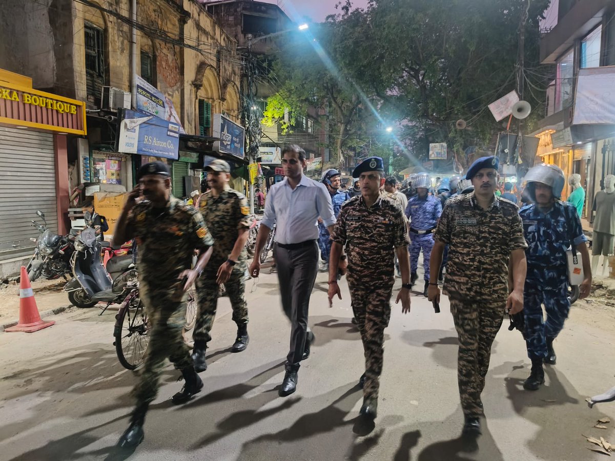 crpfindia's tweet image. Confidence on the ground! 

​As West Bengal prepares for the final phase of polling, Shri Vitul Kumar, IPS, SDG (Operations), #CRPF, joined IG, West Bengal Sector, along with other officers and personnel of #CRPF, #BSF and B/114 RAF for a foot patrol through Khidirpur.
​The team