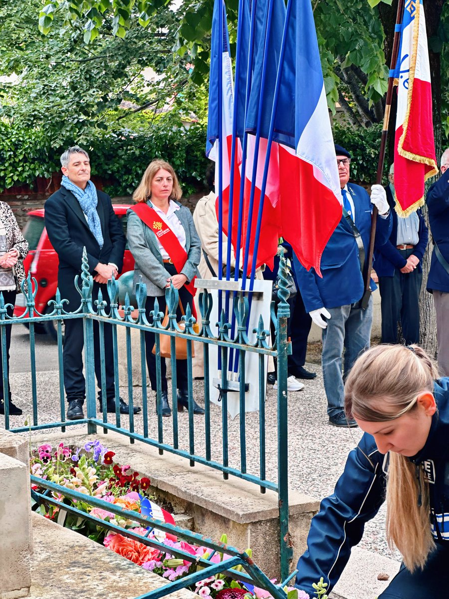 Moment de recueillement au monument aux morts de Portet-sur-Garonne pour commémorer la Journée nationale du Souvenir des Victimes et des Héros de la Déportation, en présence du Souvenir Français Portésien.
Ce moment nous rappelle combien le devoir de mémoire est essentiel. 🇫🇷