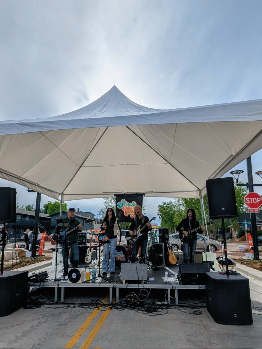 HeidiTown's tweet image. Pickle Fest was a big success. I'm happy for @DtownLoveland but damn, those lines were long. 😂 I'm getting old. 

#Loveland #Colorado #PickleFest