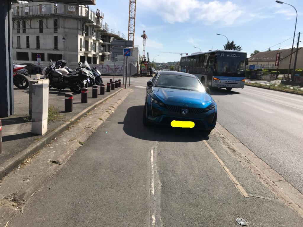 .#VigiloCPS "Véhicule ou objet gênant" le 25/04/26

Véhicule #GCUM sur piste cyclable.
Endroit mal choisi pour mal se garer, pas la peine de masquer davantage ce croisement dangereux.

app.vigilo.city/?token=8CE4643…
Route d'Orléans #Montlhery
#JBertin <a href="/MobParisSaclay/">Mobilités - Paris-Saclay</a> #MDB_Marcoussis