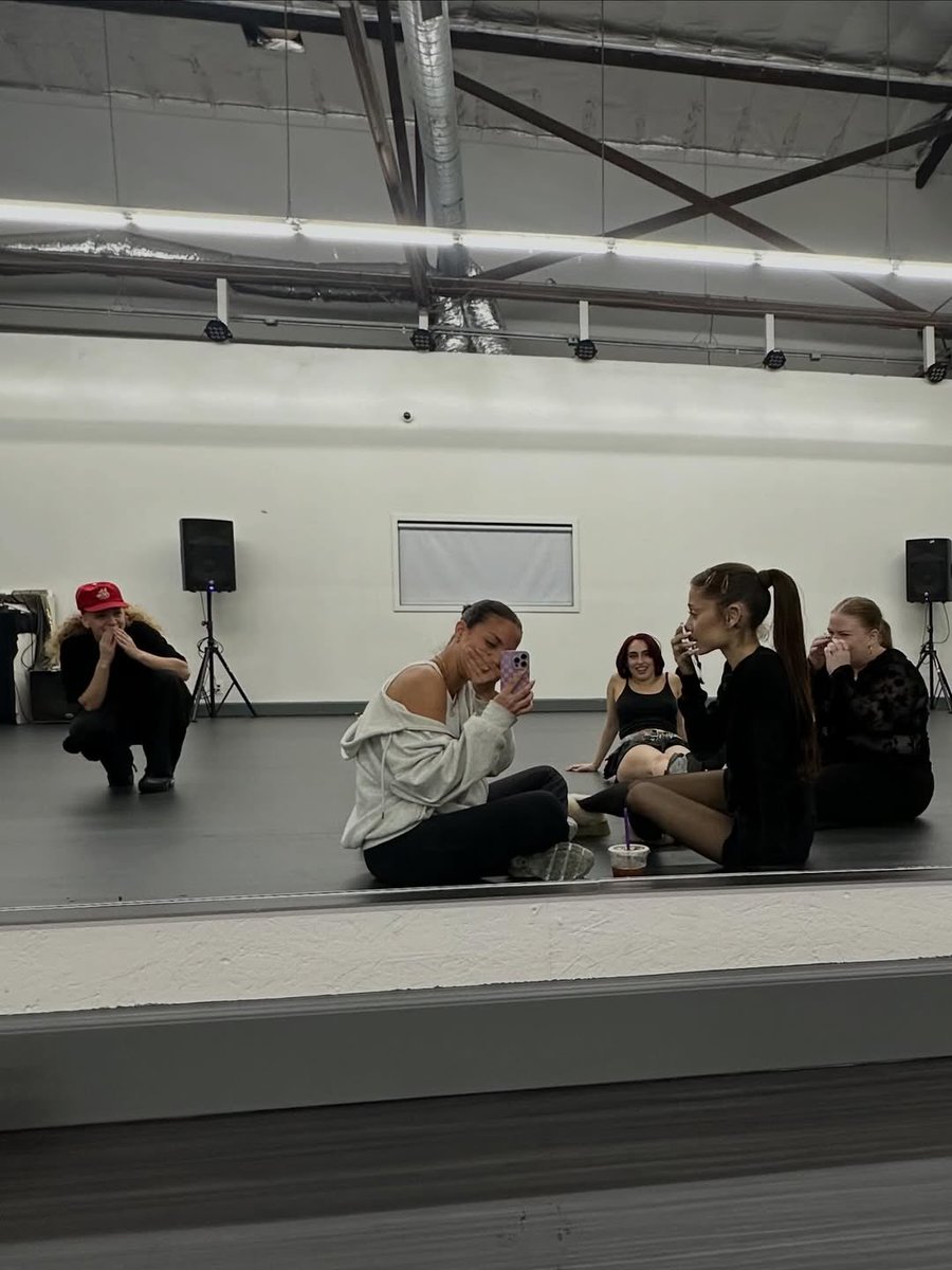 GrandeTourFR's tweet image. #PHOTOS Ariana Grande en pleine répétition pour le Eternal Sunshine Tour ☀️