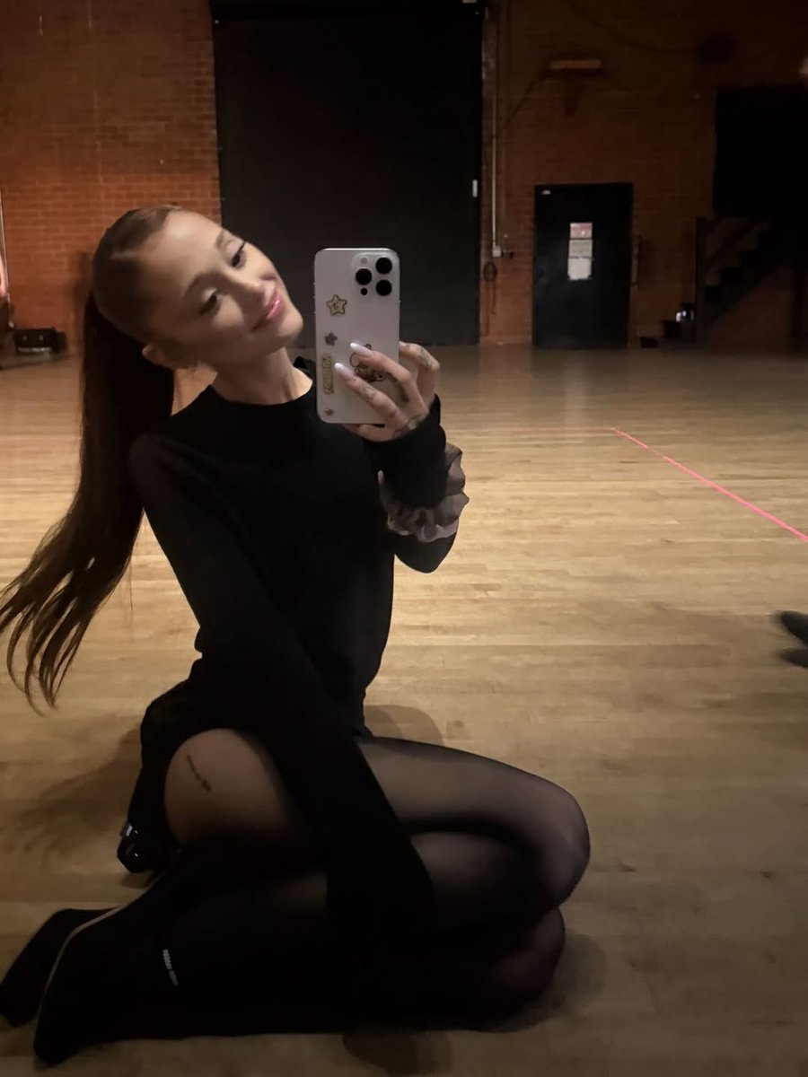 GrandeTourFR's tweet image. #PHOTOS Ariana Grande en pleine répétition pour le Eternal Sunshine Tour ☀️