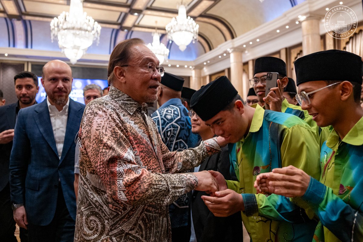 anwaribrahim's tweet photo. Cabaran ekonomi global yang semakin meruncing, diperburuk oleh ketegangan geopolitik, menuntut Malaysia untuk menilai semula keutamaan ekonomi negara dalam suasana ketidakpastian yang kian mencabar.

Ketika berucap dalam Forum Ilmuwan Malaysia MADANI Siri 11 yang bertemakan Kesatuan Ummah dalam Menghadapi Krisis Geopolitik malam ini, saya menegaskan bahawa meskipun sebahagian tekanan ekonomi berada di luar kawalan kita, kerajaan harus kekal tangkas, responsif dan berpandangan jauh dalam mengurus risiko jangka pendek, di samping merencana hala tuju yang mampan untuk jangka panjang.

Kerajaan pada masa ini masih berupaya mengekang kenaikan harga bahan api domestik, dengan RON95 kekal antara yang terendah di dunia. Namun demikian, kita harus akui bahawa langkah ini menuntut komitmen fiskal yang besar dan perlu dinilai secara berhemah demi kelangsungan jangka sederhana dan panjang.

Sehubungan itu, perkembangan semasa menuntut kita untuk memperkukuh keupayaan meramal dan mendepani risiko, sama ada dalam jangka pendek mahupun sederhana, dengan pengurusan ekonomi yang lebih strategik dan berfokus sebagai teras utama dasar negara.

Dalam dunia yang semakin bergelora dengan krisis geopolitik, perpaduan umat Islam bukan lagi sekadar pilihan, tetapi satu keperluan yang mendesak.

Kekuatan kita terletak pada kesatuan yang berteraskan prinsip, berpaksikan keadilan dan nilai kemanusiaan sejagat. Setiap langkah dan dasar yang diambil harus menjurus kepada matlamat yang jelas menentang segala bentuk penindasan serta mempertahankan hak mereka yang dizalimi, khususnya saudara-saudara kita di Palestin.

#MalaysiaMADANI
#MADANIbekerja
#YakinMADANI