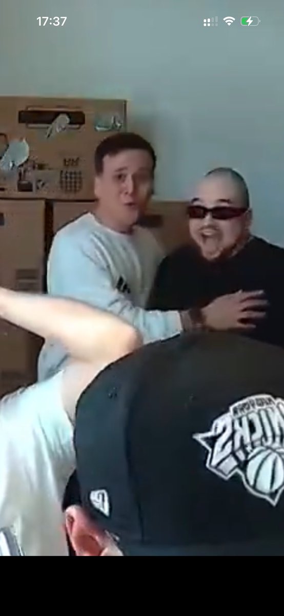 Te dwa typy w tle jak Peja odebrał telefon od Tedego XDDD #CancerFighters