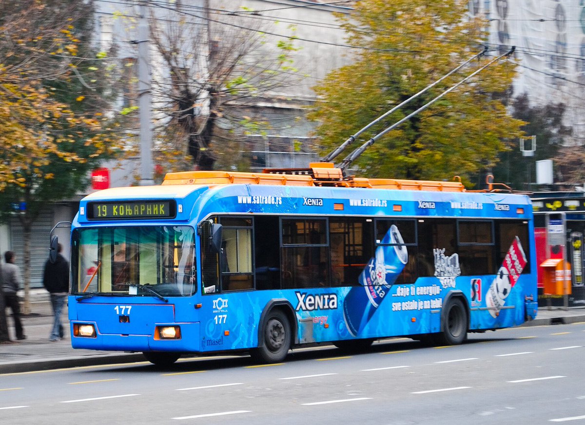 Na sednici Skupštine grada sutra, Šapićeva vlast otvara vrata privatnicima da preuzmu i linije u užem centru grada – posle već uručenih 84 linije konzorcijumu BG Bus, za ugovor od preko milijardu evra.
GSP se zadužuje. Linije odlaze i sve više i više se vezuju ruke ovom preduzeću