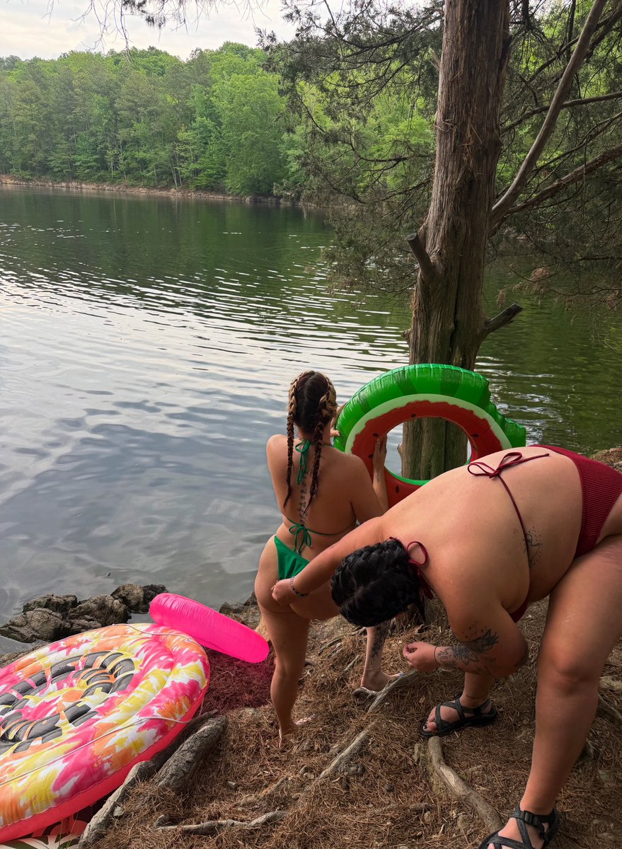 DaddyKT6969's tweet photo. Girls helping girls🤝🏼 https://t.co/gJDKoIGpVy