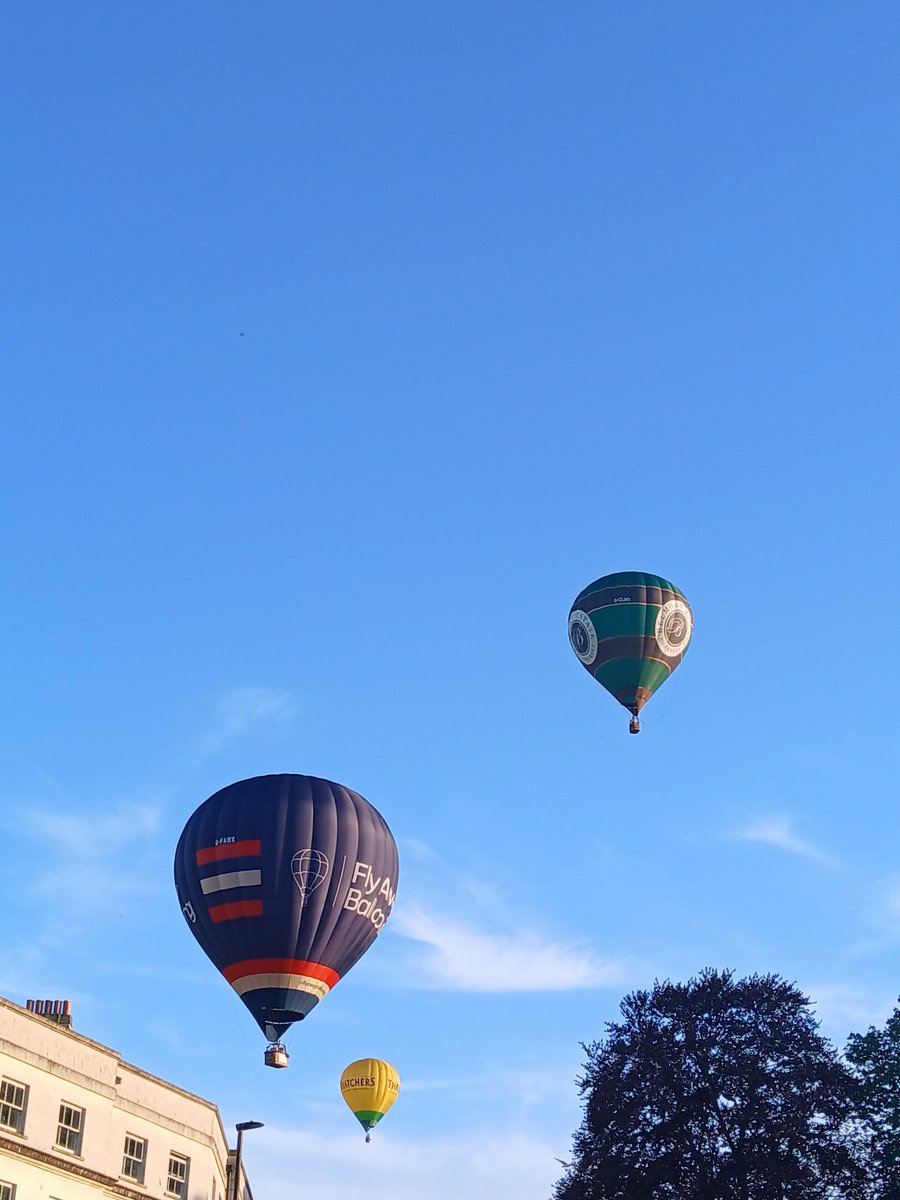 clairywairy88's tweet image. It was so peaceful walking along the #KennetAndAvonCanal yesterday afternoon ☀️ and i spotted these fabulous hot air balloons drifting over the city too.x 💙 #Bath #Somerset 😎 #AprilSunshine ☀️