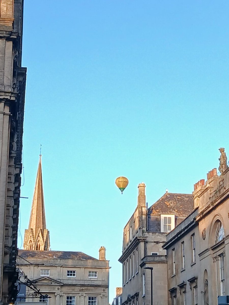 clairywairy88's tweet image. It was so peaceful walking along the #KennetAndAvonCanal yesterday afternoon ☀️ and i spotted these fabulous hot air balloons drifting over the city too.x 💙 #Bath #Somerset 😎 #AprilSunshine ☀️