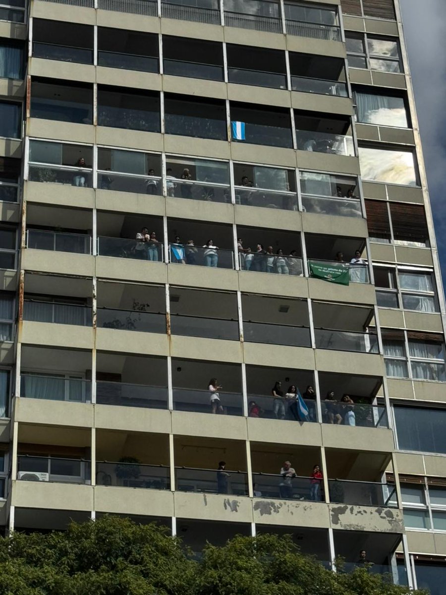 CarburandoTV's tweet image. 🙌 Tribunas y ¡hasta balcones! llenos para ver el Road Show de @FranColapinto. ¡La locura es total!

#Colapinto #BuenosAires