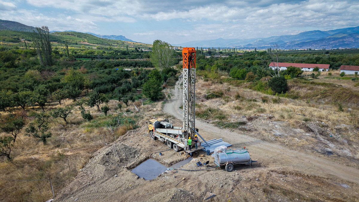 sakaryasaski's tweet photo. Sapanca Gölü’nü korumak için neler yapıyoruz ? 
Hatırlamakta fayda var😉

Şehrimizin ana içme su kaynağının yükünü hafifletecek 5,2 Milyar liralık tarihi yatırım Ballıkaya Barajı’nın ihale süreci tamamlandı. 45 kilometrelik altyapı ağı ile Sakarya’ya 58,5 milyon metreküp içme suyu sağlıyoruz.

Sakarya’nın kuzey bölgesinin içme su geleceğini garanti altına alacak Çamdağı Barajı’nın gövde yapımı için sondaj çalışmalarında sona gelindi. 

Yer altı kaynaklarını doğru su politikaları ile yöneterek sadece son iki yıl içerisinde şehrimizin farklı noktalarına 82 adet sondaj kuyusu açarak kaliteli içme suyunu abonelerimizin musluklarına ilettik. 

Sapanca Gölü’nün ekolojik dengesini korumak için kıyı kesiminde yer alan 89 kaçak yapıyı yıktık. İkinci etap kapsamında tebligat süreleri dolan 84 kaçak yapı için ise yakın zamanda saha çalışmalarına başlayacak ve Sapanca Gölü’nün kirliliğine neden olan yapılaşmayı ortadan kaldırıyoruz.

İhale süreci başlayan 9 kilometrelik kolektör hattı ile dış etkenlere karşı Sapanca Gölü’ne koruma kalkanı oluşturuyoruz.

Su kayıplarının akustik dinleme ile tespiti, son teknoloji sistemlerle suyun yolculuğunun anlık takibi, hızlı müdahale ve güçlü altyapı dönüşümü ile milyonlarca metreküp su kaybının önüne geçtik.

Biz sadece Sapanca Gölü’nü değil bu şehrin geleceğine yaşam olacak bir damlanın dahi koruyucusuyuz. 
Sakarya’ya 2 yılda, 
1 Milyar 870 Milyon liralık yatırım ile 
495 kilometre içme suyu hattı, 
109 kilometre kanalizasyon altyapısı ve 
58 kilometrelik yağmur suyu hattı kazandırdık.

Büyükşehir Belediyesi olarak Sakarya’nın su kaynaklarını, Sapanca Gölü’nü kararlılıkla korumaya devam edeceğiz.

Bu şehir hepimizin, Sapanca Gölü hepimizin!