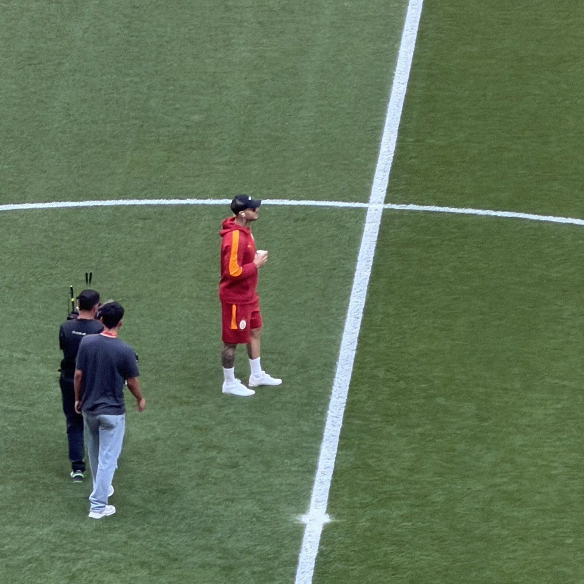 Normalde maç öncesi hiç zemine çıkmayan Icardi fener maçı öncesinde çıkmış.. Buranın ağası da biziz paşası da biziz mesajı verilmiş diye yorumlarız