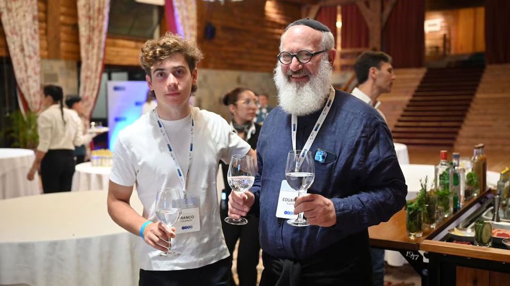 <a href="/elmosquito1982/">Ernesto Mosti</a> <a href="/Colapinto_news/">Colapinto News🇦🇷</a> Otros siervo del Patrón para distraer a los Goyim