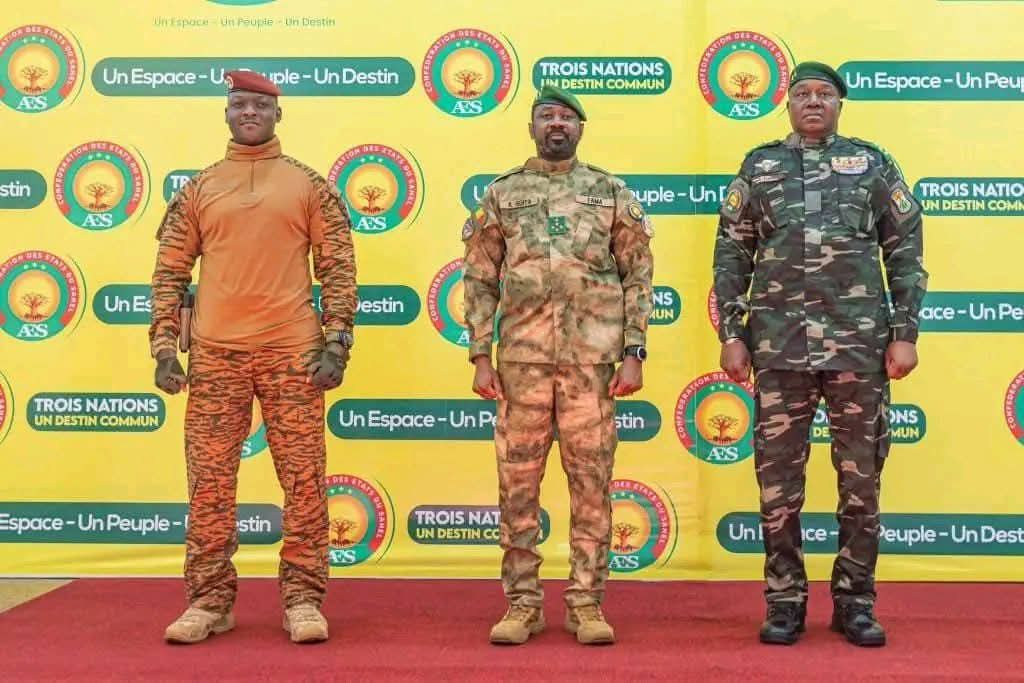 MaMon45051's tweet image. 🔴🔴🔴🇲🇱🇧🇫🇳🇪 #URGENT : La force unifiée de l'AES vient d'être déployé massivement à Kati. 
Les opérations se poursuivrent💥🔥🚀✊
@GoitaAssimi @CapitaineIb226 @NIGER_CNSP ✊✊✊