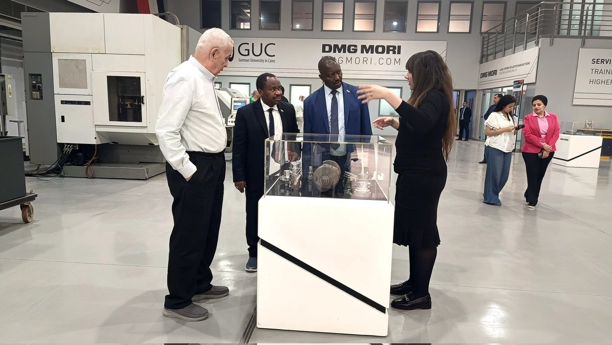 BurundiEgypt's tweet image. Il s’est entretenu avec le Professeur #Ashraf Mansour, Président #Directeur Général de l’université, afin de renforcer la coopération scientifique et d’ouvrir la voie à l’octroi de #bourses d’études dans toutes les filières pour les étudiants burundais.