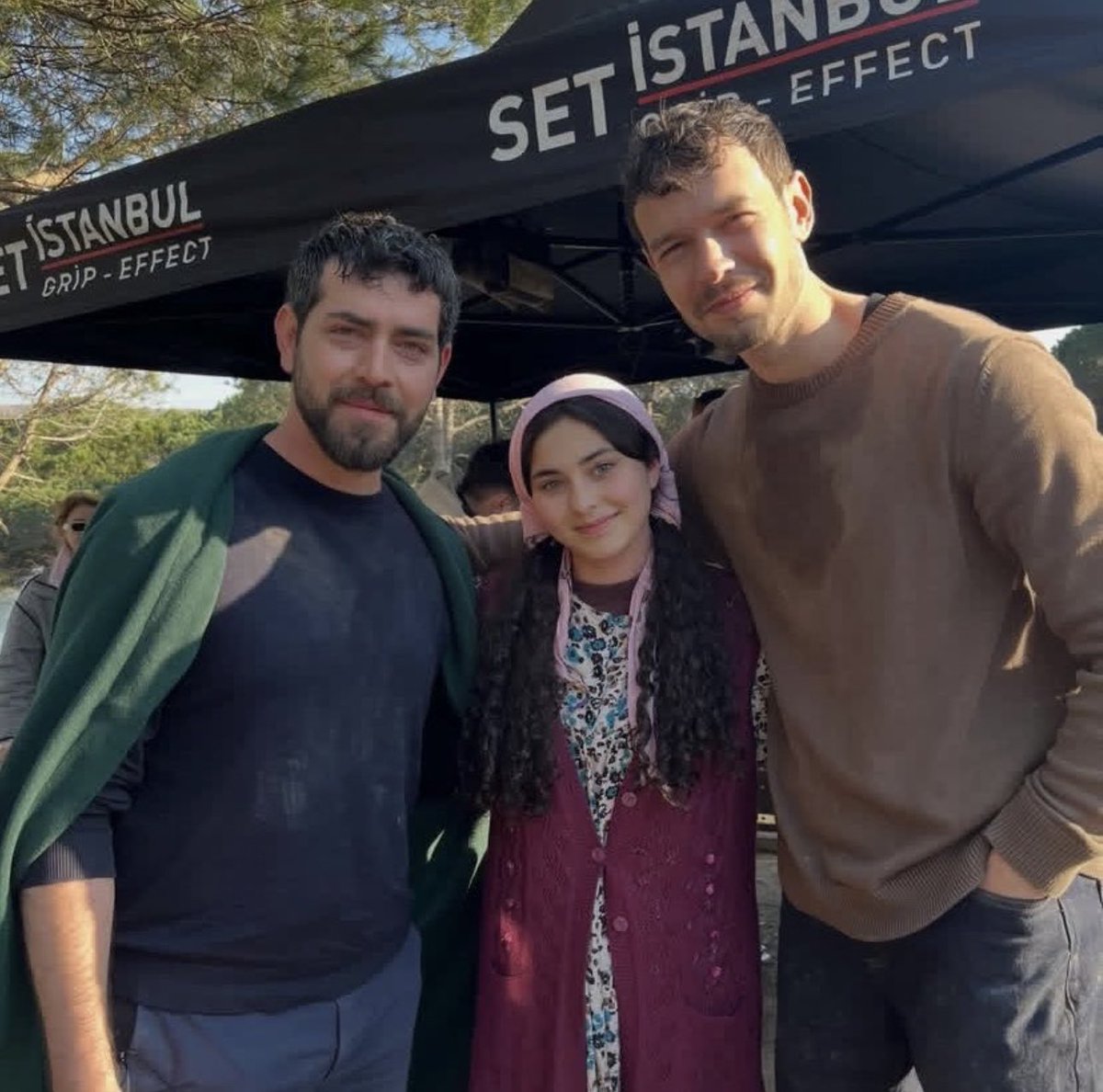 اوووويلي بس على الكاريزما وفرق الطول عنهم يصرع حتى وهو مبهذل يمووووت 🫠🤍