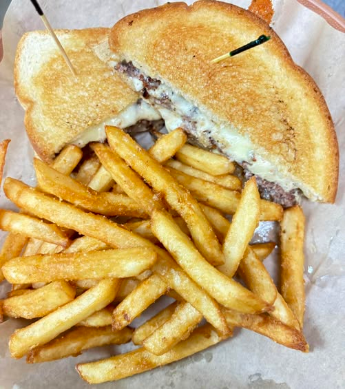 chaneysdairy's tweet photo. 📷 April’s Burger of the Month is the Patty Melt!
📷 grilled 1/3 lb Chaney burger
📷 grilled thick sliced onions
📷 provolone cheese
📷 tangy garlic sauce
Served on grilled white bread https://t.co/Fr9xzTPEuj