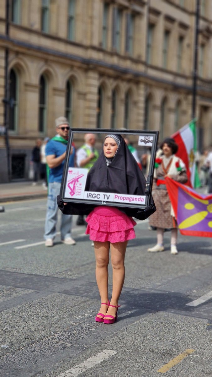 H3ngam3h_h's tweet image. تجمع امروز در منچستر عالی بود.
#منچستر
#Manchester 
#FreeIran