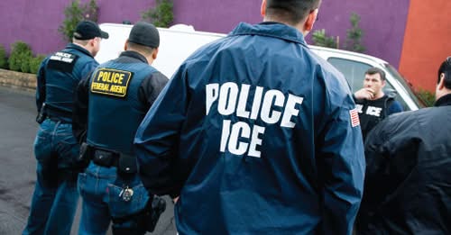 ImpactoLatino's tweet image. Agentes del Servicio de Inmigración y Control de Aduanas han detenido a una familia egipcia que ha estado retenida durante casi un año, apenas dos días después de que un juez federal en Texas ordenara su liberación. #ImpactoLatino #ICE #familiaegipcia #texas #detenida