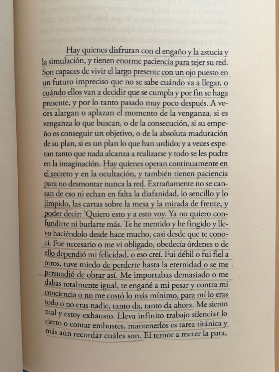 CarolxSan's tweet photo. Terminé de leer Así Empieza lo Malo, de Javier Marías, y creo que leyéndolo me conocí más a mí.
Es literatura, sí, pero también es una interpretación casi filosófica de la conducta humana. Del por qué hacemos lo que hacemos o deseamos lo que se nos aparece. Una absoluta belleza. https://t.co/le2qq4uJ3M