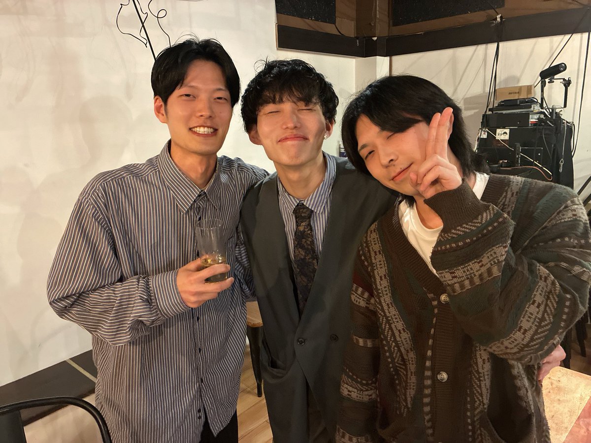 guiter_akogi's tweet photo. 演者のみんなととても楽しい時間を過ごさせていただいたよ🍻 https://t.co/n2TMlik4Jb