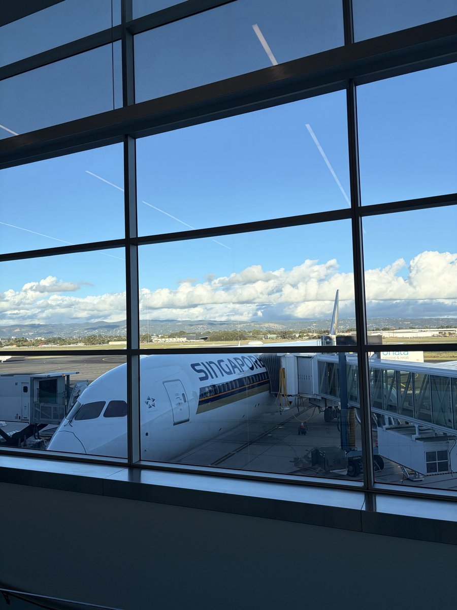 Chan3Judy's tweet photo. Landed.🙏
Flying through storm
⛈️ from Adelaide to Singapore 🇸🇬but amazing food and staff. It took 2.5 hrs before they can serve us meal. #bumpyroad https://t.co/Mnz0URAOjd