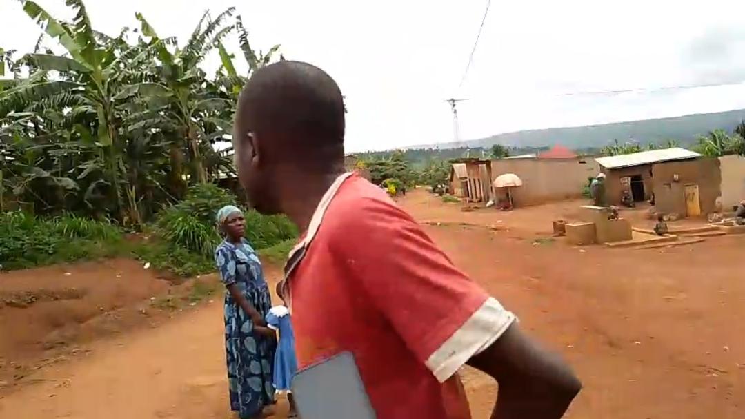 radioishingiro's tweet photo. Bamwe mu bagabo bo mu karere ka @GatsiboDistrict mu murenge wa @KiziguroS babangamiwe n'imico mibi abagore babo basa n'abagiyeho inama yo kubahindukiza bakanga ( mu gihe cyo gutera akabariro), ibituma bishora mu bakora umwuga w'uburaya mu isantere yo mu #isangano batuyemo. https://t.co/kaBf5sdr06