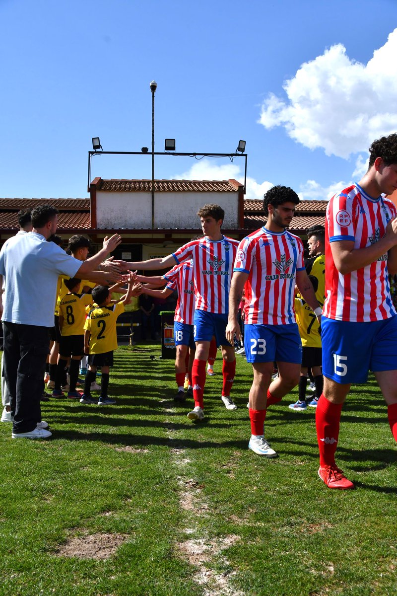 AtcoTordesillas's tweet photo. 🤝 Antes del comienzo del encuentro el @CDMojados ha tenido un gran gesto con nosotros en reconocimiento a la consecución del título de liga y el consecuente ascenso a 2ªRFEF. ¡Muchísimas gracias, amigos! 💛 https://t.co/r3S5QCBGAp