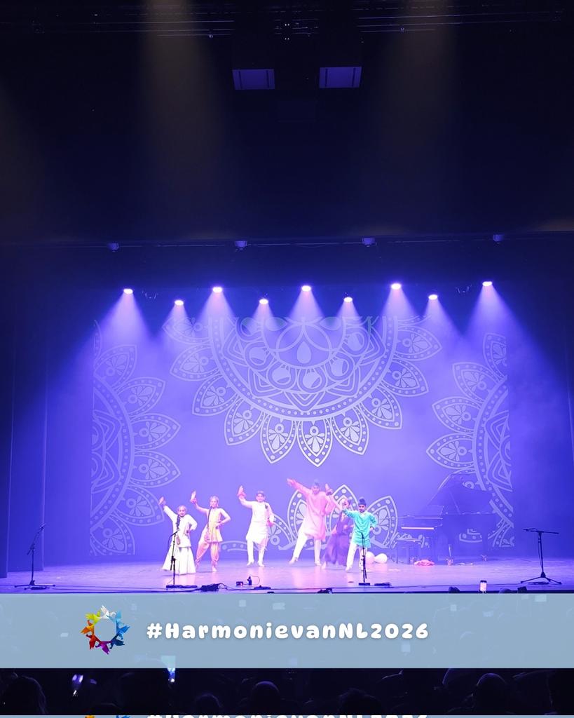 Harmonie_van_NL's tweet photo. De Indiase folkloristische groep heeft ons podium kleur gegeven 💃✨🎶
Wat een prachtige en levendige show! 🌸🔥👏

#HarmonievanNL2026 https://t.co/2IIeXYf9dk