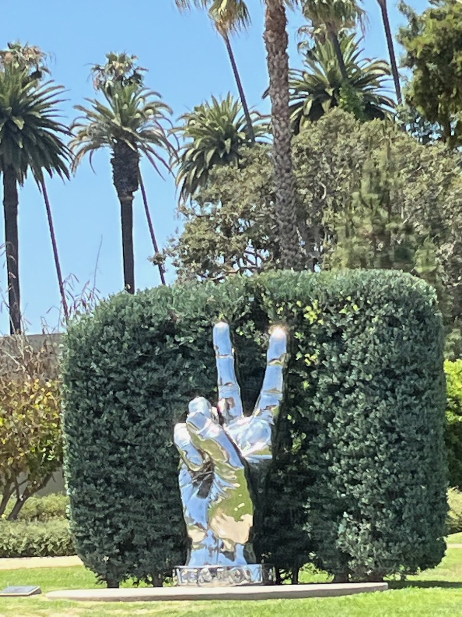 glitteratitours's tweet image. Visitors can discover public art throughout the Golden Triangle in Beverly Hills, including Beverly Gardens Park, Rodeo Drive, and Beverly Canon Gardens.
#art #beverlyhills #goldentriangle #gardens #publicart #fglitteratitoursla ✌