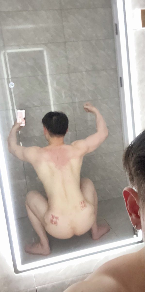 StevenJunecccc's tweet photo. 练了五个月的背，没看见长肉
照片拍出来，偏偏有倒三角了
肌肉妓女的目标，任重而道远 https://t.co/Q12TxY9c5N