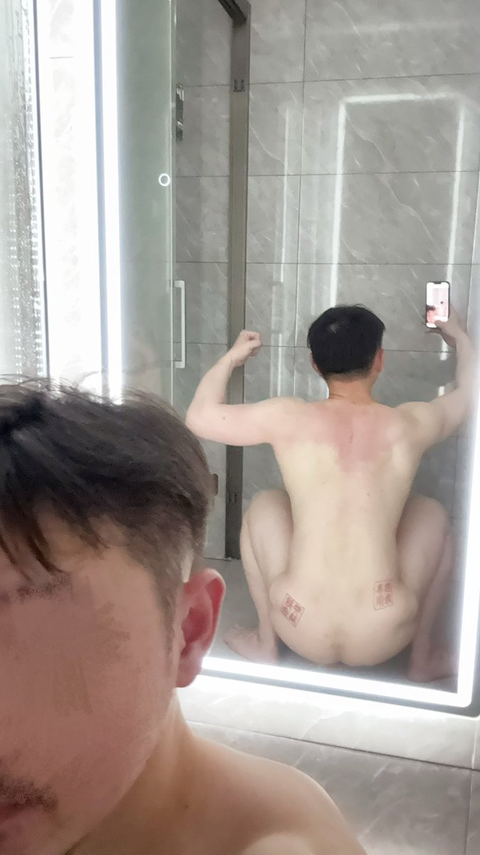 StevenJunecccc's tweet photo. 练了五个月的背，没看见长肉
照片拍出来，偏偏有倒三角了
肌肉妓女的目标，任重而道远 https://t.co/Q12TxY9c5N