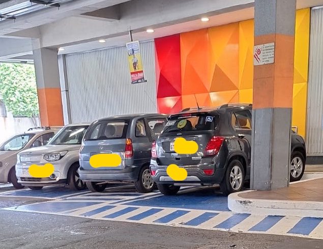 Estos 3 carros están en Río Centro de los Ceibos. No tienen el sticker de discapacidad que otorga la ley, tienen el sticker del sabido. El del medio está estacionado en el lugar para desembarcar.

Deben tomar las acciones correctivas pero YA.

Cuando estoy con mi hijo, muchas