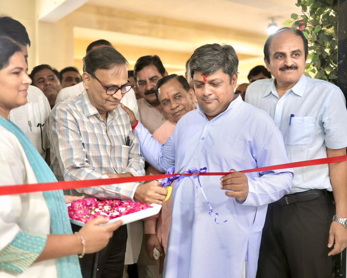 DushyantDholpur's tweet image. आज झालरापाटन में झालावाड़ मेडिकल कॉलेज एवं अस्पताल में नेत्ररोग OPD, सोनोग्राफी एवं एक्स-रे कक्ष सहित विभिन्न यूनिट्स का लोकार्पण किया।

इस अवसर पर क्षेत्रवासियों को बेहतर व सुलभ स्वास्थ्य सेवाएं उपलब्ध कराने की दिशा में एक महत्वपूर्ण कदम और मजबूत हुआ।

#Jhalawar #PeopleFirst