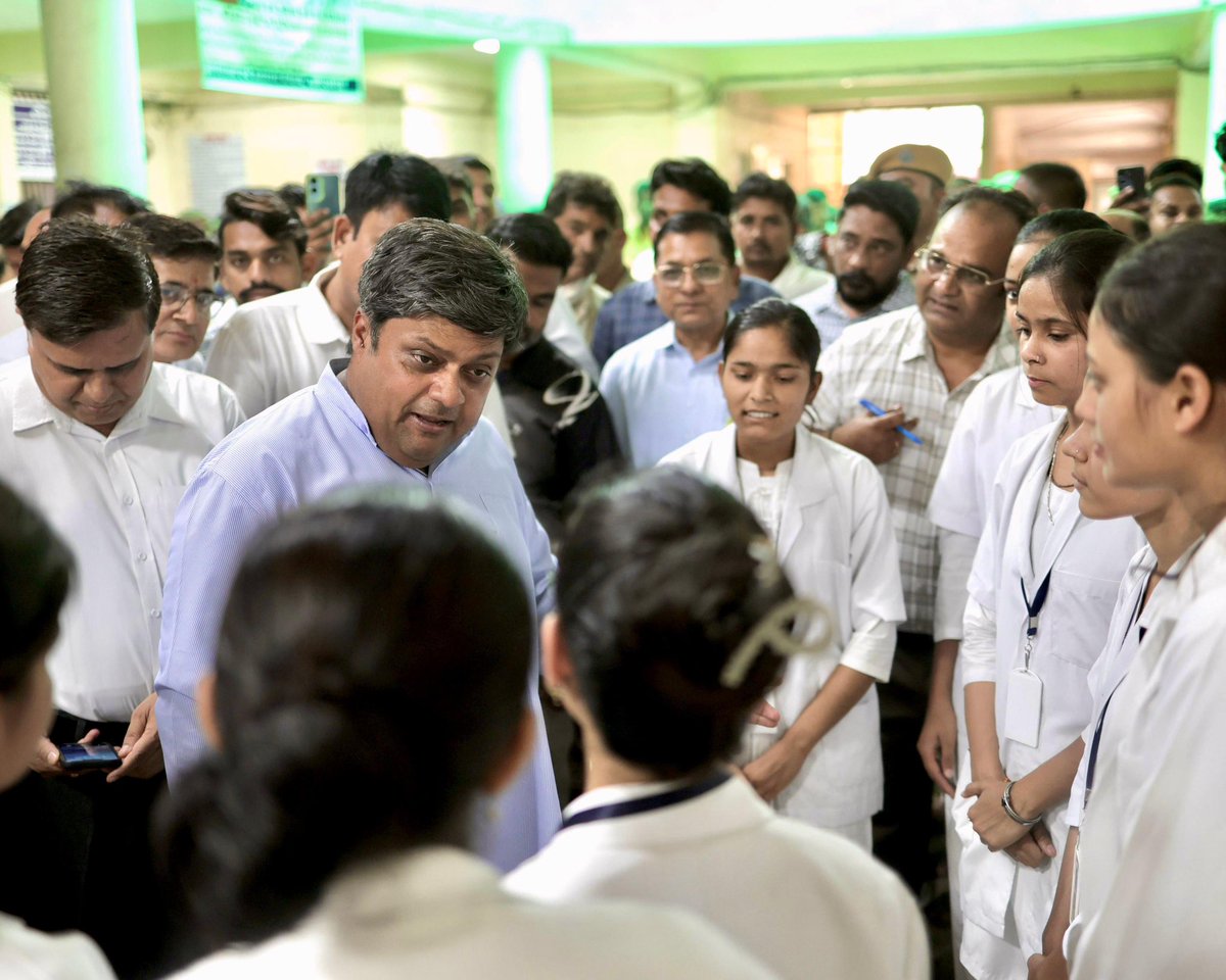 DushyantDholpur's tweet image. आज झालरापाटन में झालावाड़ मेडिकल कॉलेज एवं अस्पताल में नेत्ररोग OPD, सोनोग्राफी एवं एक्स-रे कक्ष सहित विभिन्न यूनिट्स का लोकार्पण किया।

इस अवसर पर क्षेत्रवासियों को बेहतर व सुलभ स्वास्थ्य सेवाएं उपलब्ध कराने की दिशा में एक महत्वपूर्ण कदम और मजबूत हुआ।

#Jhalawar #PeopleFirst