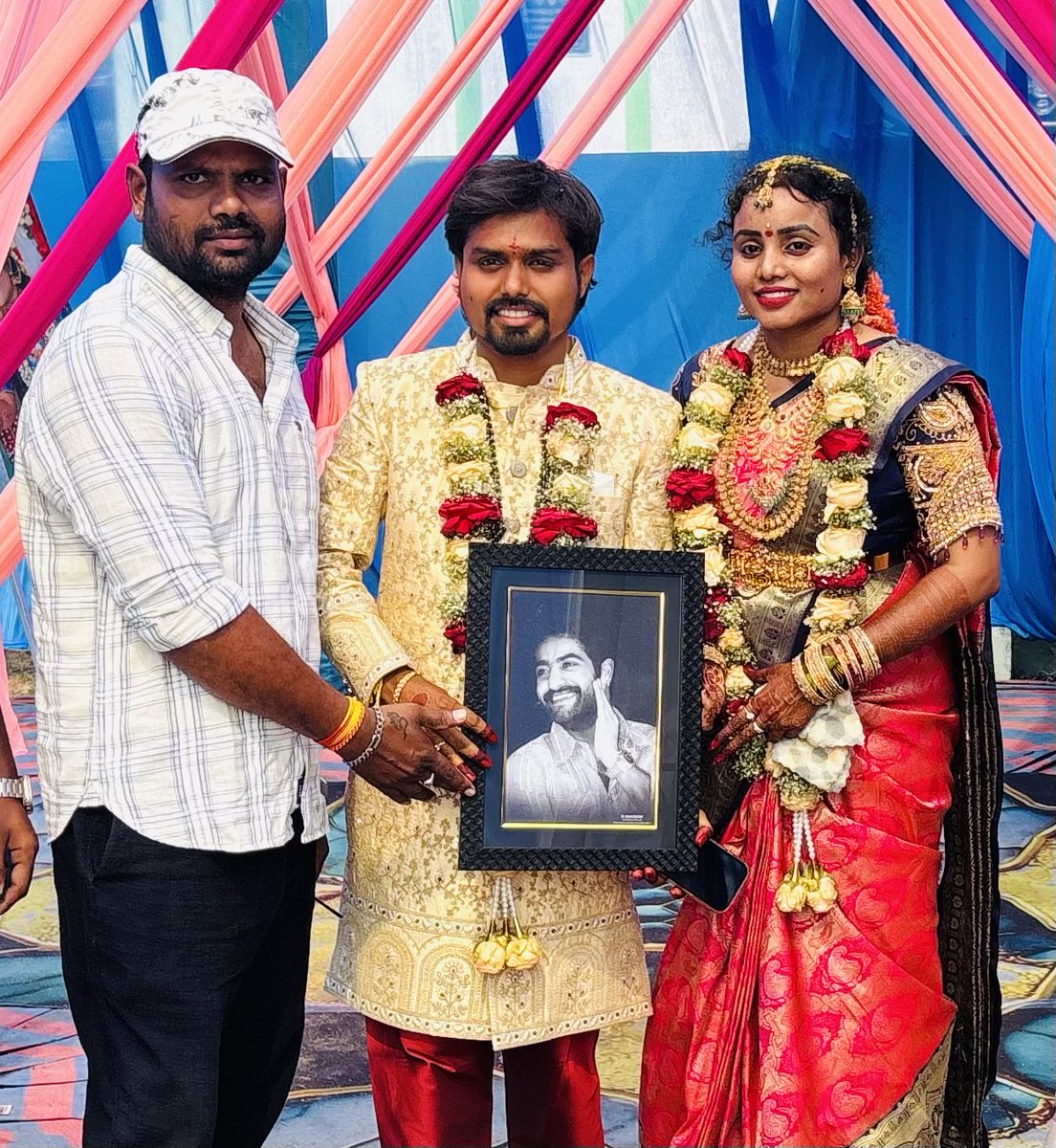 Bhasi9999's tweet photo. Happy Married Life ⁦@murali_ntr_⁩ 💐💐💐💐 https://t.co/BEo9sPaDqV