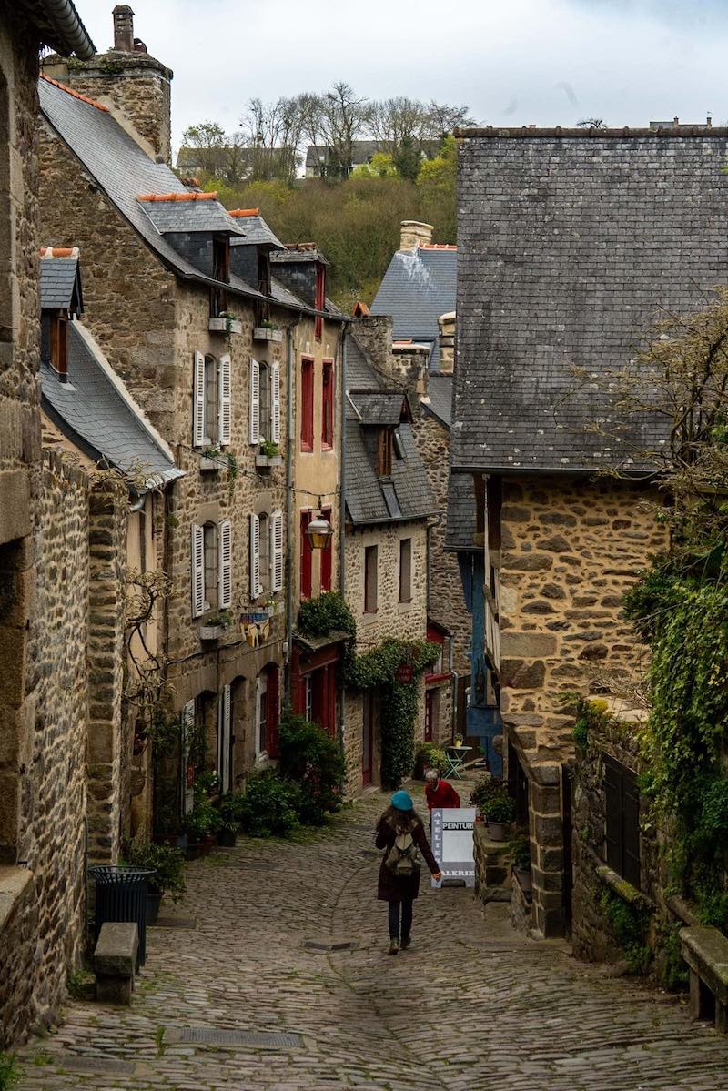 VagamundosViaje's tweet image. [NUEVO] Dinan en #Bretaña es una de las ciudades medievales más bellas de #Francia Recorre sus calles empedradas entre casas tradicionales de madera entramada para descubrirla #mydinancapfrehel @ExploreFranceES @bretagne @regionbretagne 

vagamundosviajeros.com/francia-bretan…
