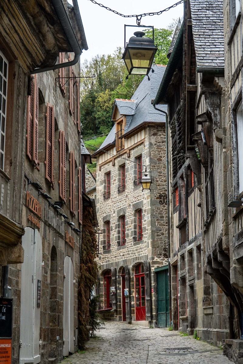 VagamundosViaje's tweet image. [NUEVO] Dinan en #Bretaña es una de las ciudades medievales más bellas de #Francia Recorre sus calles empedradas entre casas tradicionales de madera entramada para descubrirla #mydinancapfrehel @ExploreFranceES @bretagne @regionbretagne 

vagamundosviajeros.com/francia-bretan…