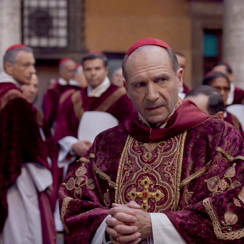 İnanç etrafında dönen iki film:
Spotlight: Bir grup gazeteci, kilise içinde çocuklara yönelik cinsel istismarı nasıl ortaya çıkardıklarını anlatır.
Conclave: Yeni papa seçimi için toplanan kardinaller ve güç savaşları. Filmin sonunda papa seçilen kişinin interseks oluşu. (spoiler